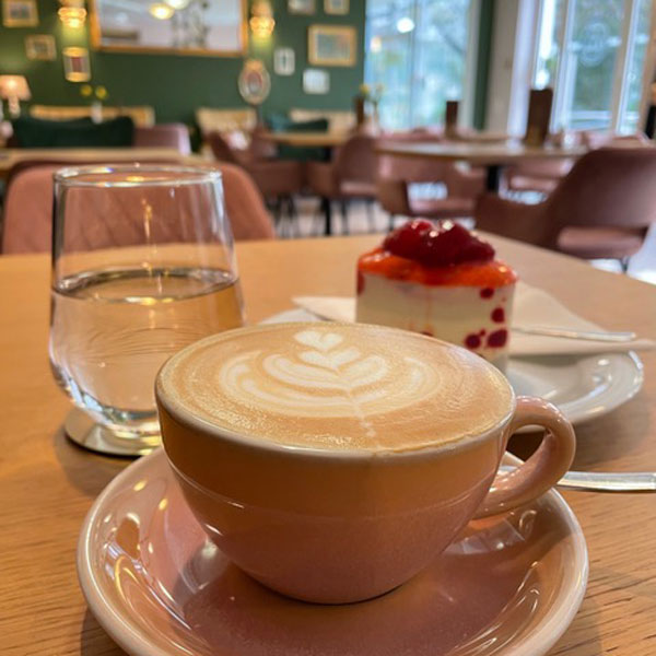 Kaffee und Mehlspeise im Café Orchidee in Linz im botanischen Garten